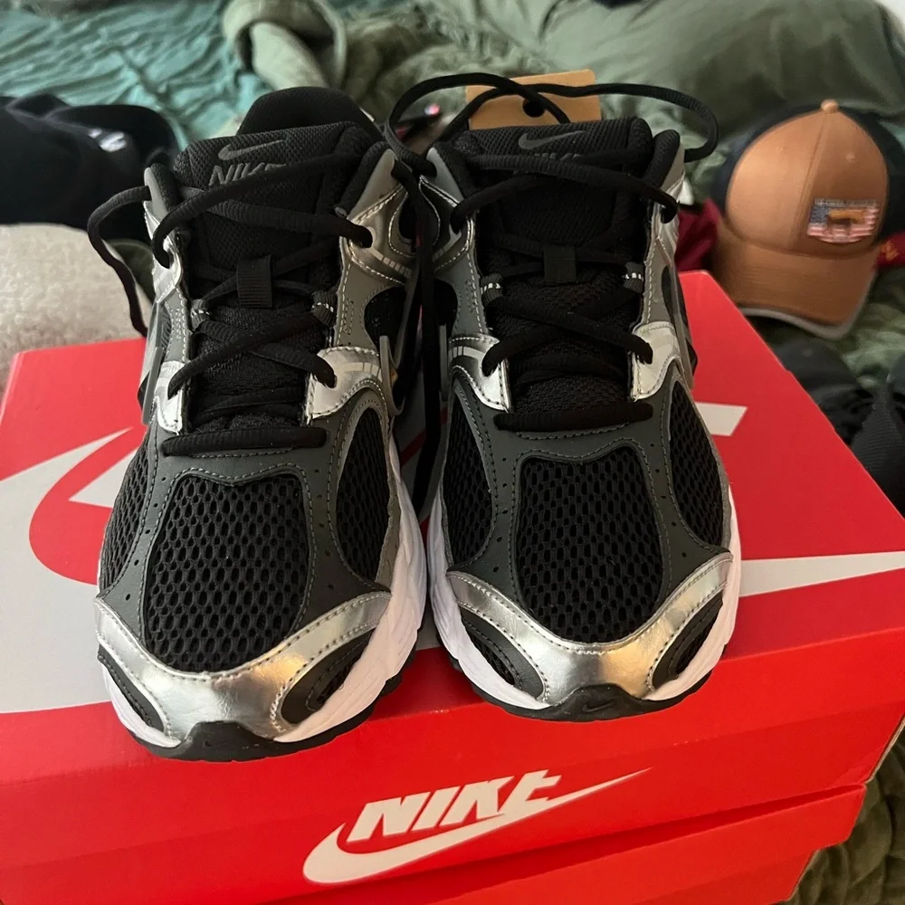 Nike V5 RNR Silver and Black Shoes - Picture 2 of 5